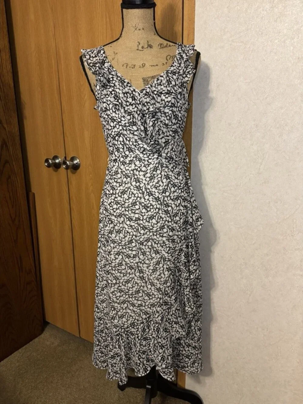 WHBM Women Black White Floral Faux Wrap Dress Ruffles SMALL Dainty Romantic READ - Picture 2 of 13